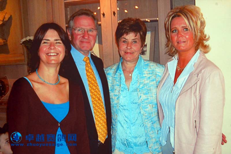 ▲戈马力·佛布鲁根(左二) ▲戈马力·佛布鲁根(左二)